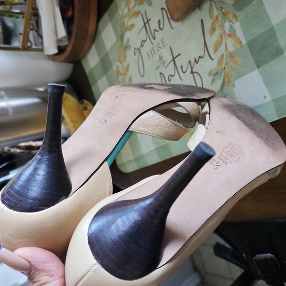 MICHELLE.K  heels size 8 1/2 - Picture 11 of 11